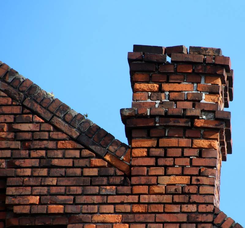 Damaged chimney on an Simi Valley home showing cracks and missing mortar